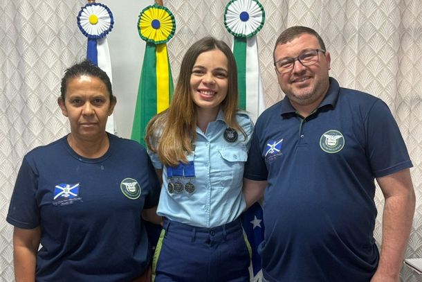 Ana Lyvia Bidoia Maria com representantes da escola após destaque regional no Agrinho Redação.
